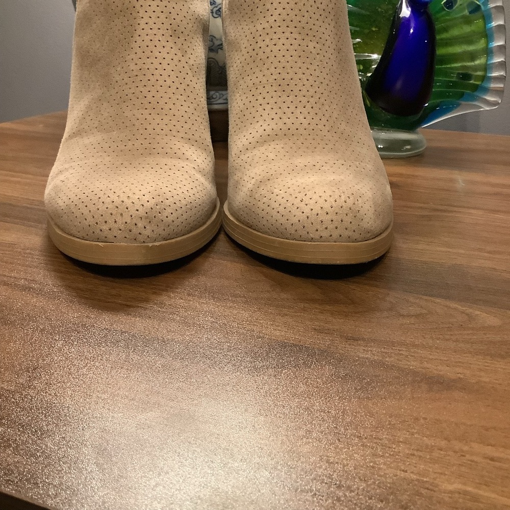 Universal Thread‎ Beige Ankle Booties - Picture 4 of 7